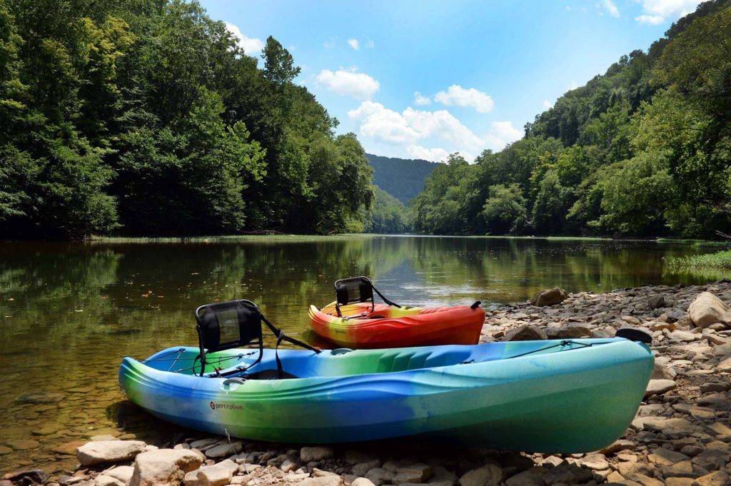 kayaking-on-the-elk-river