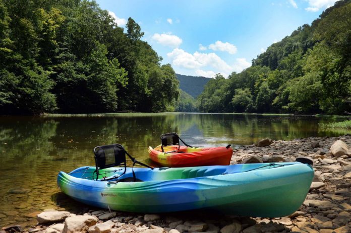 kayaking-on-the-elk-river